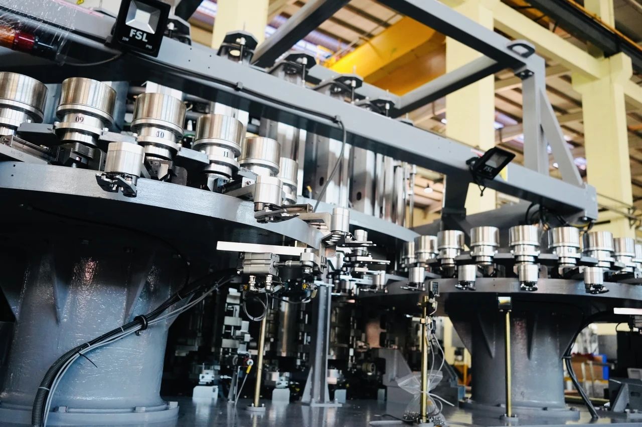 里程碑時(shí)刻！達(dá)意隆引領(lǐng)亞洲首臺(tái)自制72000BPH高速吹貼灌旋